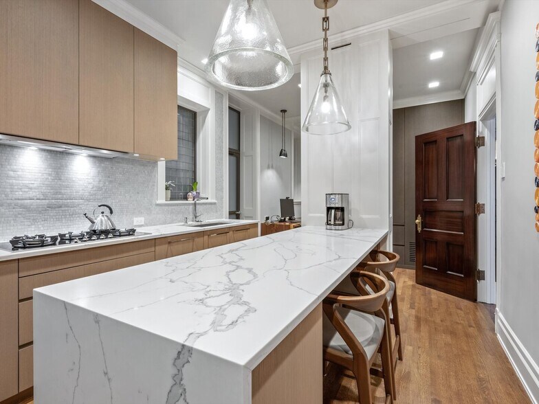 Building Photo - 1210 N Astor St