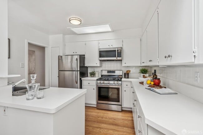 Building Photo - 25 Roselyn Terrace