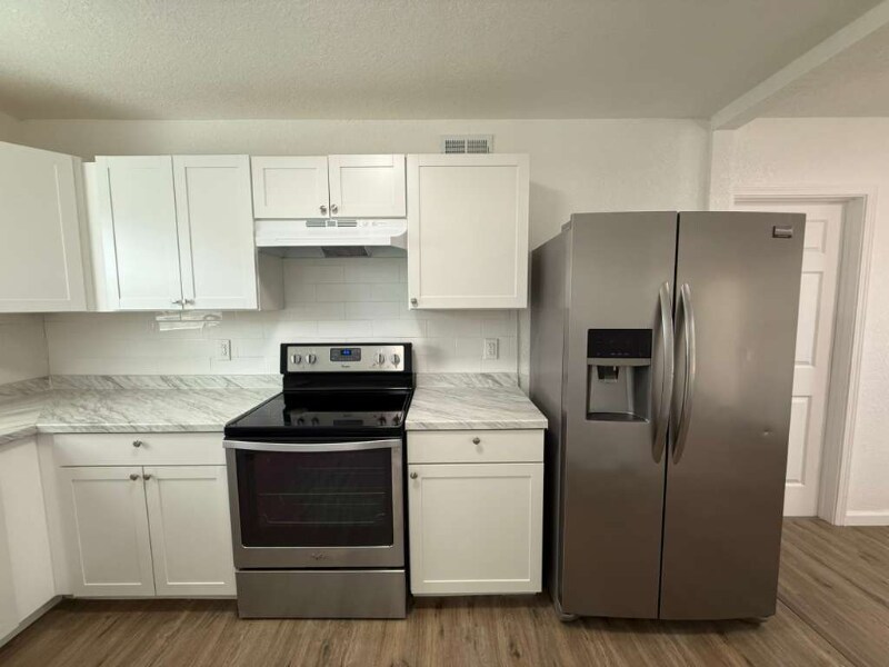 Building Photo - 215 Laurelwood Dr