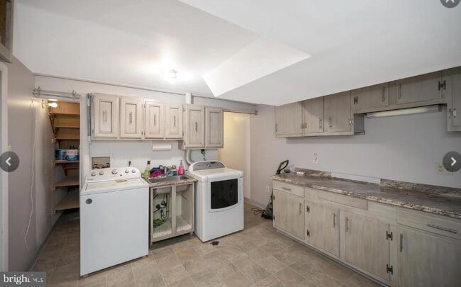 Building Photo - 6507 Byron Ave