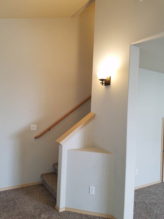 Building Photo - Beautiful South Hill 2 bedroom, 2 1/2 bath...