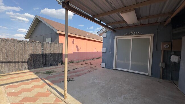 Building Photo - 1004 Minutemen Dr