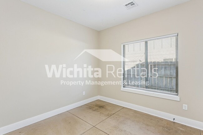 Building Photo - 3 bedroom 2 bath duplex - Derby Schools