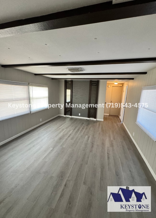 Building Photo - Spacious 2 Bed / 2 Bath Home with Oversized Garage & Updates Throughout $1200/$1200