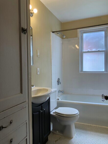 Building Photo - 3218 N Oakland Ave