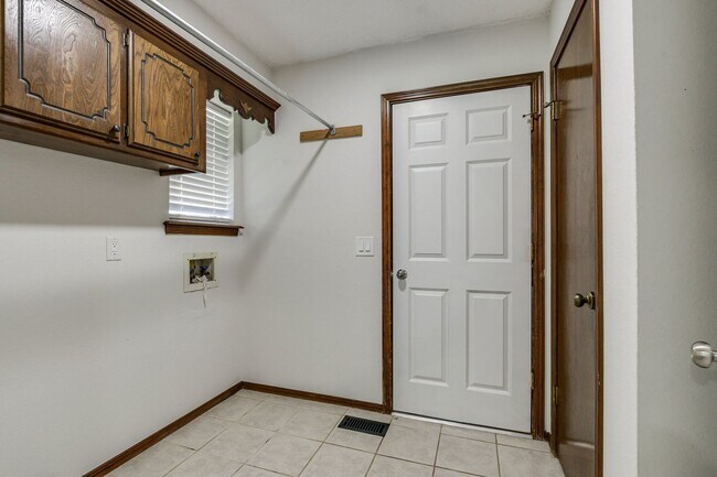 Building Photo - WALK JUST 2 BLOCKS TO EDMOND MEMORIAL – AV...