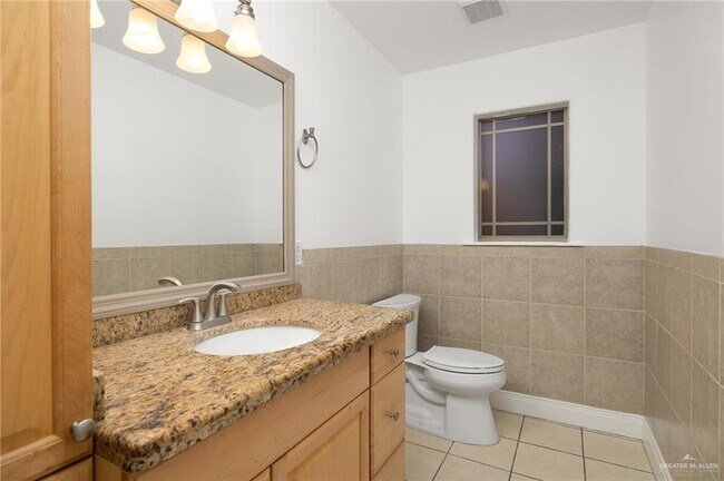 Building Photo - 2805 Lake Shore Dr