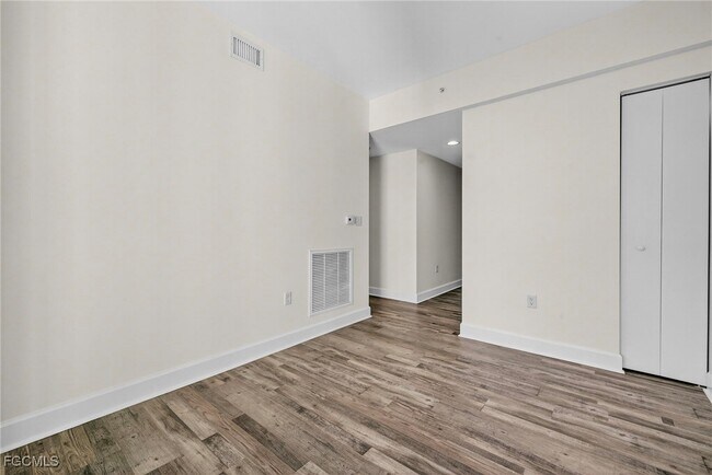 Building Photo - 3000 Oasis Grand Blvd