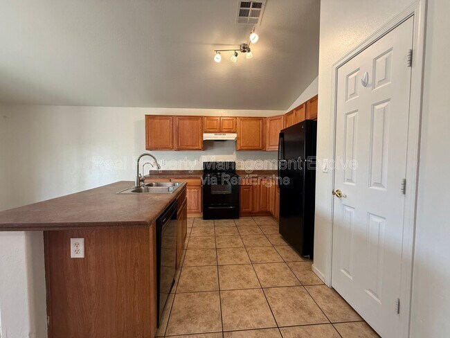 Building Photo - 1225 W Shumway Farm Rd