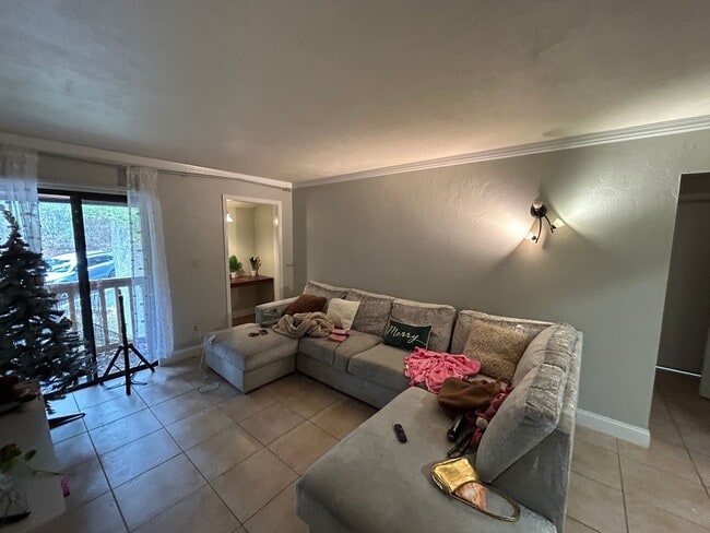 Building Photo - Creekside Villas A4