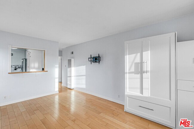 Building Photo - 1352 Ocean Park Blvd