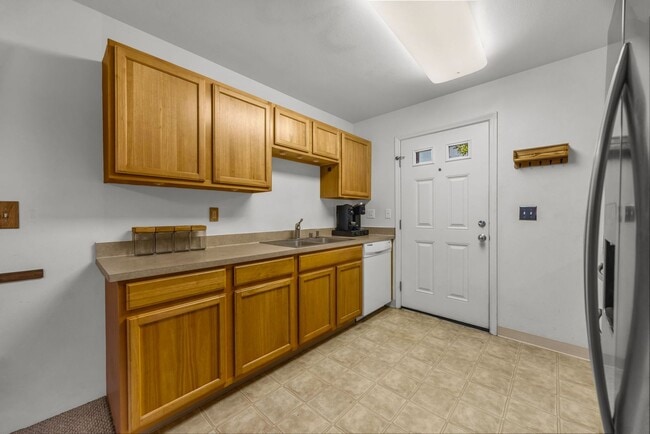 Building Photo - Move-In Ready 2BR/2BA Condo – Fully Furnished, AC, Washer/Dryer, 2 Parking stalls