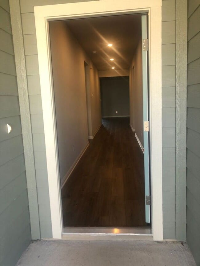 Building Photo - -=Available April 2026=-  4BR/2BA w/ Fenced Yard + Covered Parking in Hutto, TX