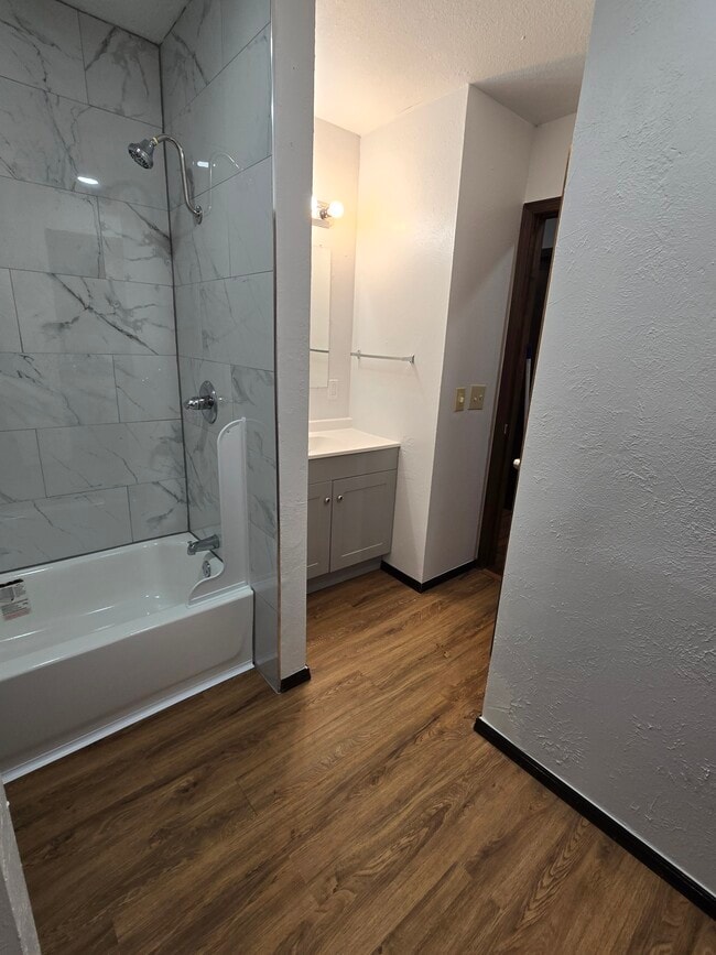 Building Photo - 513 N Roosevelt Ave