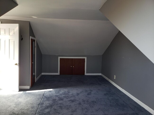 Building Photo - 2 Bedroom 2 Bathroom Single Family Home (South Side Slopes)