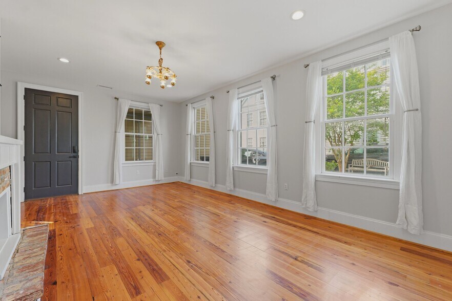 Building Photo - 9 Bogard St