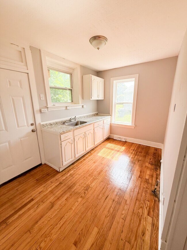 Building Photo - Newly Renovated 3 Bed/ 1.5 Bath With Hardwood Flooring!