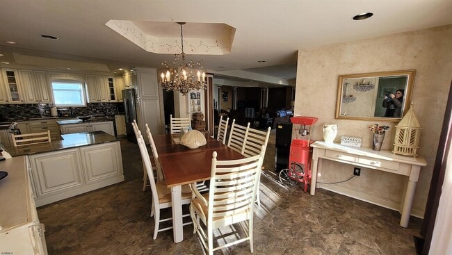 Building Photo - 104 S Avolyn Ave