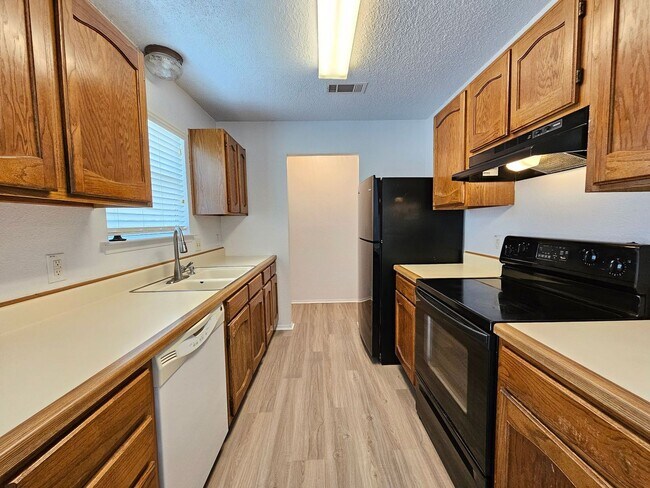 Building Photo - HUGE RENT REDUCTION & READY FOR MOVE-IN!