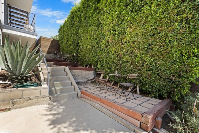 Building Photo - Beautifully updated 1 bed / 1 bath apartment in Echo Park is now available - Includes private par...