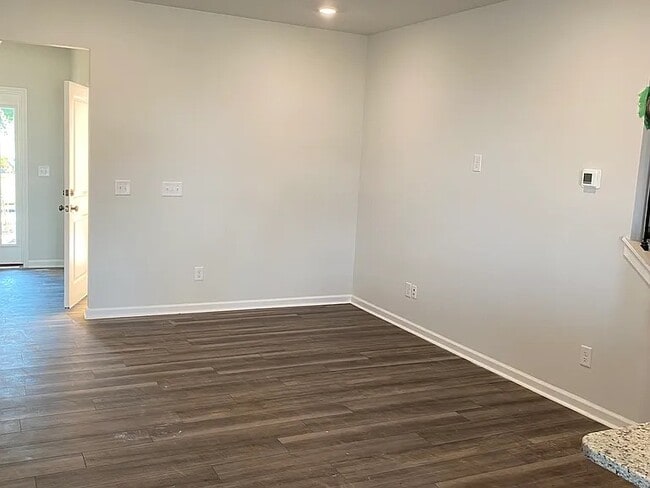 Building Photo - 588 Glen Clova Dr