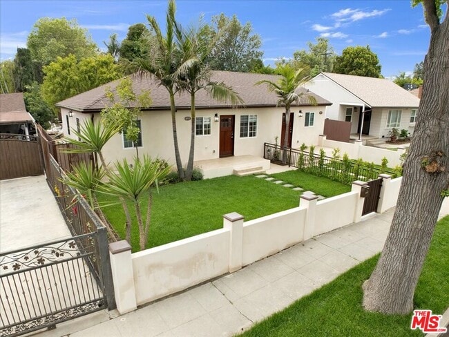 Building Photo - 6915 Encino Ave