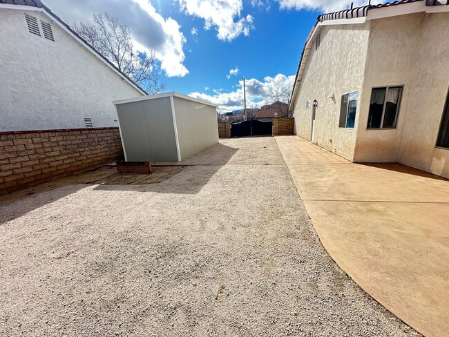 Building Photo - West Palmdale Pool Home