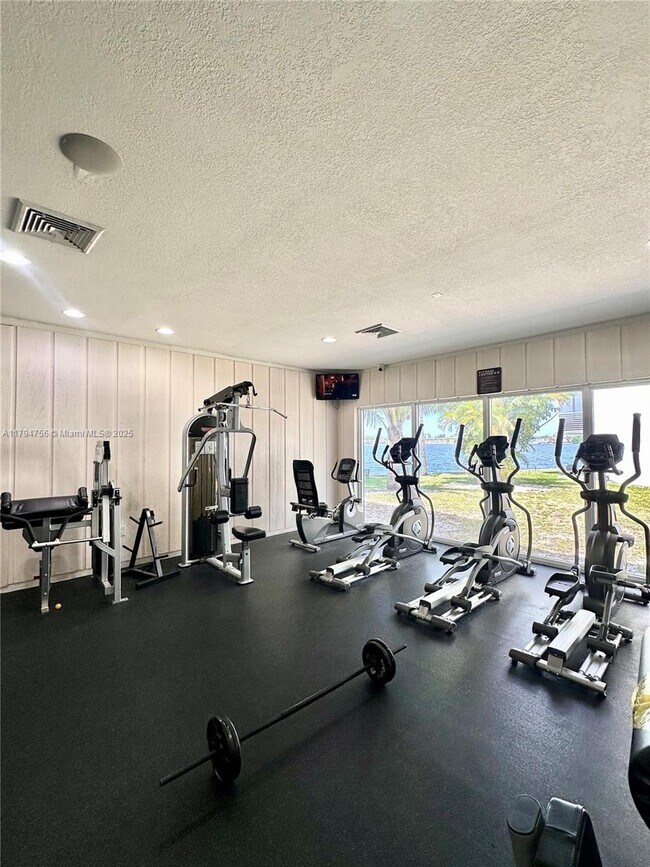 Building Photo - 1175 NE Miami Gardens Dr