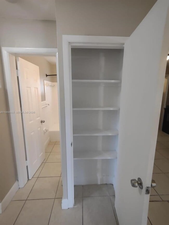 Building Photo - 2504 NW 9th Ln