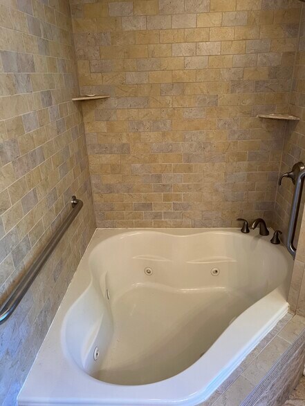 Master suite extra large jacuzzi tub - 3295 N Silver Lake Dr