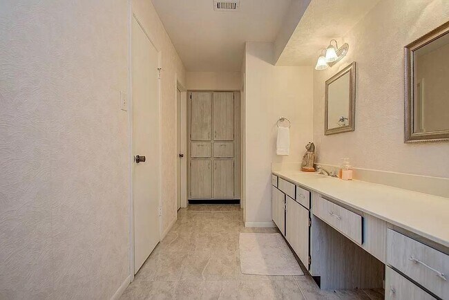 Building Photo - 2722 N Doral Dr