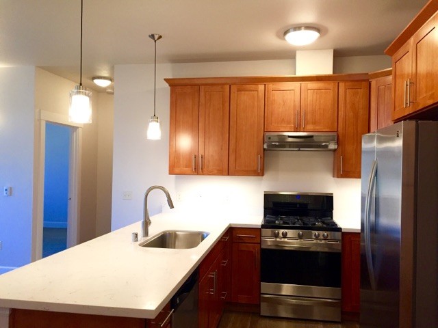 Building Photo - Meydenbauer Creek Apartments