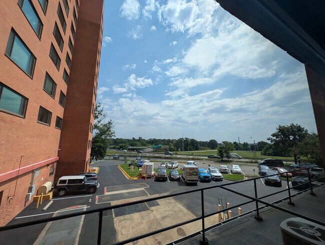 Building Photo - River Place Unit in Rosslyn!