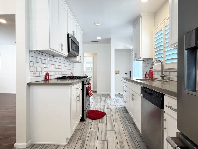 Building Photo - **2025 Euclid Ave Long Beach** Beautiful 3 bedroom 2 bath !!2 weeks free OAC!!