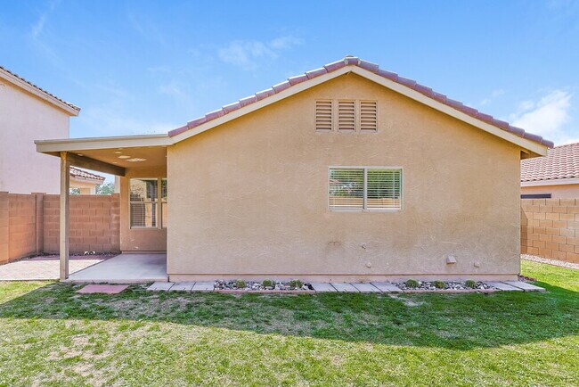 Building Photo - 2300 E Gleneagle Dr