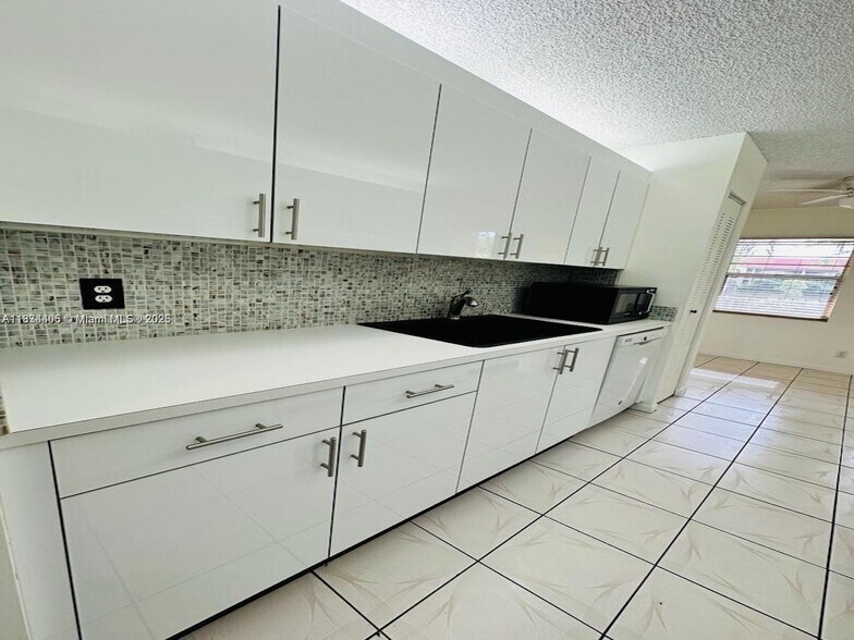 Building Photo - 1351 SW 125th Ave