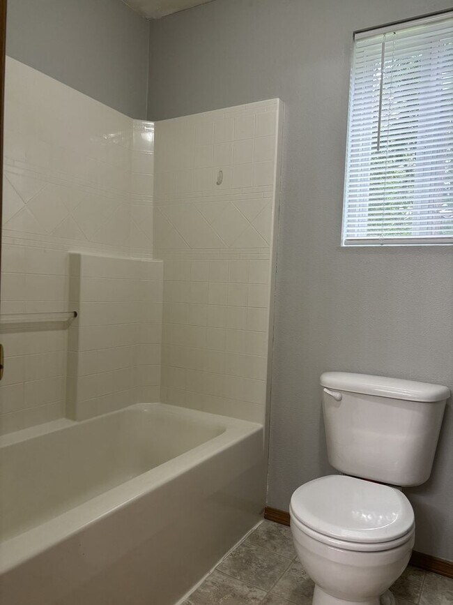 Building Photo - Stunning 3-Bedroom Home in Puyallup's Silver Pointe For Rent!