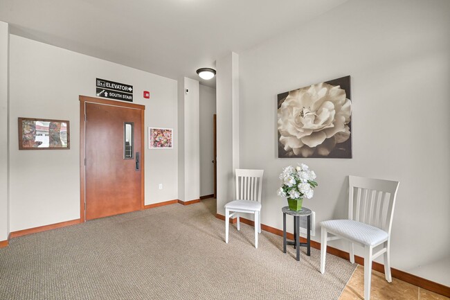 Building Photo - Beautiful Condo in Lynden