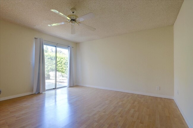 Building Photo - Great Home in Secure Complex