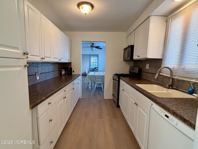 Building Photo - 546 E Bayview Ave