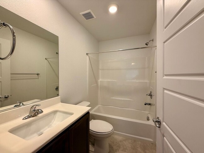 Building Photo - 3 BED 2.5 BATH 2 CAR GARAGE TOWNHOUSE WITH...
