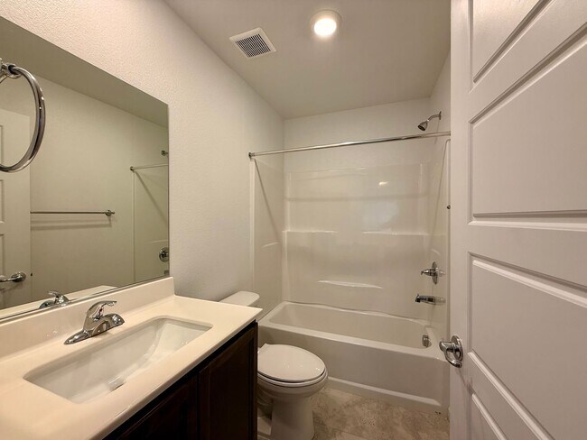 Building Photo - 3 BED 2.5 BATH 2 CAR GARAGE TOWNHOUSE WITH LOFT, COMMUNITY POOL & PARK!