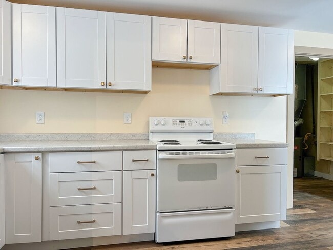 Building Photo - 3 bed/ 1 bath Single Family Home on Coffeen!