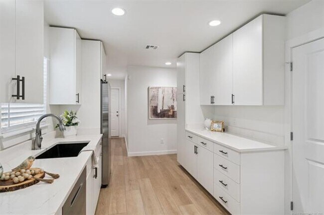 Building Photo - Gorgeous updated and modern open layout
