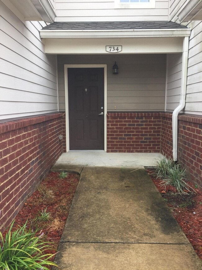 Building Photo - 734 Majestic Dr