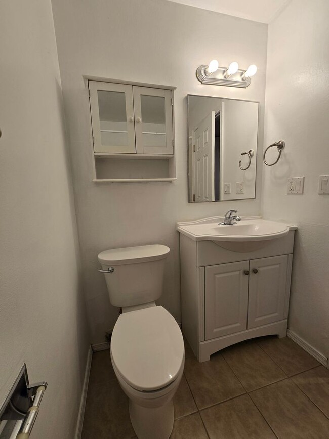 Building Photo - Steilacoom Gardens (HOA), 2 bedroom, 1 bath Townhome Style Condo. $300 off of the 1st full month ...