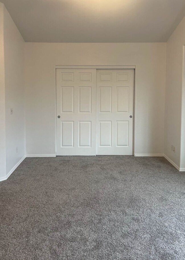 Building Photo - Beautiful West Linn Home in a Quiet, Desirable Neighborhood