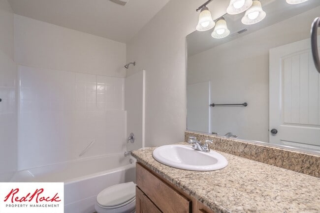 Building Photo - End Unit, DOG-FRIENDLY 3 Bedroom Townhome ...