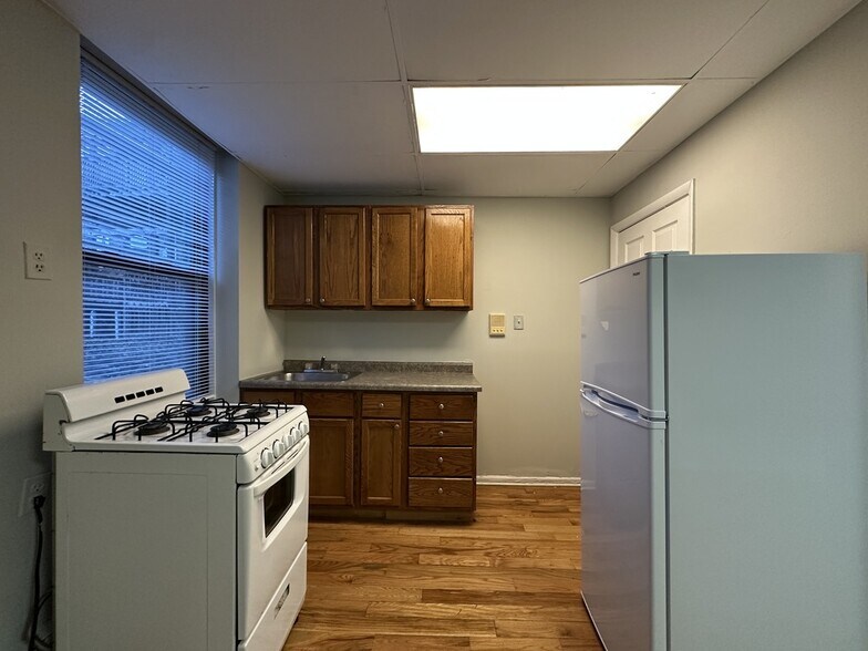 Building Photo - 4632 N Paulina St