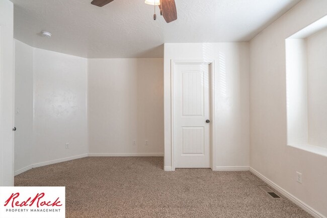 Building Photo - 3 Bedroom Townhome In Southgate Community